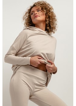 Luźna bluza damska o obszernym kroju - jasnobeżowa ze sklepu Cudmoda w kategorii Bluzy damskie - zdjęcie 179659654