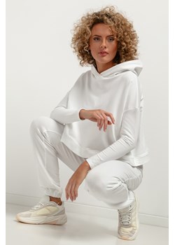 Krótka bluza damska z kapturem - biała ze sklepu Cudmoda w kategorii Bluzy damskie - zdjęcie 179659660