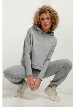 Krótka bluza damska z kapturem - jasnoszara ze sklepu Cudmoda w kategorii Bluzy damskie - zdjęcie 179659661