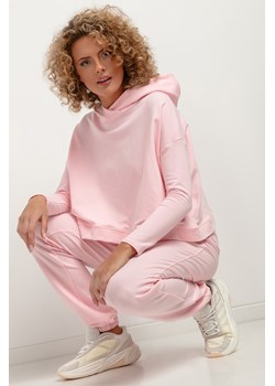 Krótka bluza damska z kapturem - jasnoróżowa ze sklepu Cudmoda w kategorii Bluzy damskie - zdjęcie 179659663