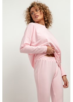 Prosta bluza damska z dzianiny - jasnoróżowa ze sklepu Cudmoda w kategorii Bluzy damskie - zdjęcie 179659671