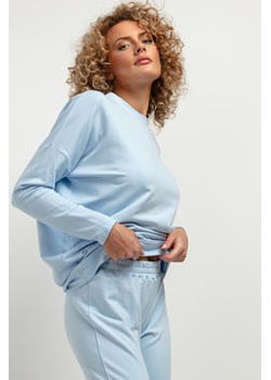 Prosta bluza damska z dzianiny - jasnoniebieska ze sklepu Cudmoda w kategorii Bluzy damskie - zdjęcie 179659672