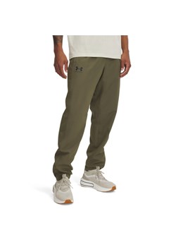 Męskie spodnie casual tkaninowe Under Armour UA Rival Woven Windbreaker Pant - khaki ze sklepu Sportstylestory.com w kategorii Spodnie męskie - zdjęcie 179664523