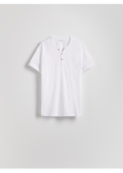 Reserved - T-shirt slim z rozpinanym dekoltem - biały ze sklepu Reserved w kategorii T-shirty męskie - zdjęcie 179676072