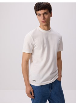 Reserved - T-shirt regular z kontrastową lamówką - złamana biel ze sklepu Reserved w kategorii T-shirty męskie - zdjęcie 179676571