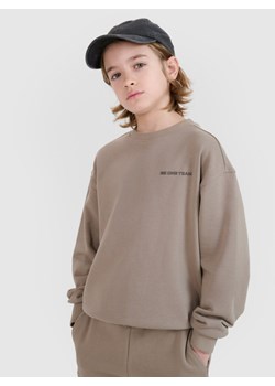 Chłopięca bluza dresowa bez kaptura nierozpinana 4F 4FJWSS25TSWSM1713 - beżowa ze sklepu Sportstylestory.com w kategorii Bluzy chłopięce - zdjęcie 179685002