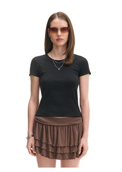 Cropp - Czarna dopasowana koszulka basic - czarny ze sklepu Cropp w kategorii Bluzki damskie - zdjęcie 179699214