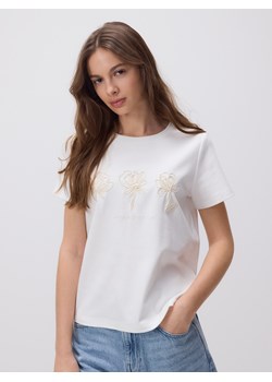 Reserved - T-shirt z haftowanym wzorem - złamana biel - id: WU165-01X - marki Reserved - 179731750 Reserved - T-shirt z haftowanym wzorem - złamana biel ze sklepu Reserved w kategorii Bluzki damskie - zdjęcie 179731750