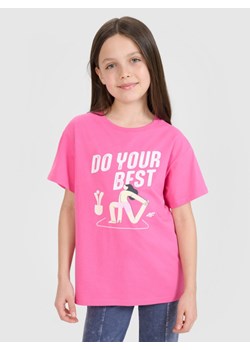 Dziewczęcy t-shirt z nadrukiem 4F 4FJRSS25TTSHF2644 - różowy ze sklepu Sportstylestory.com w kategorii Bluzki dziewczęce - zdjęcie 179733300