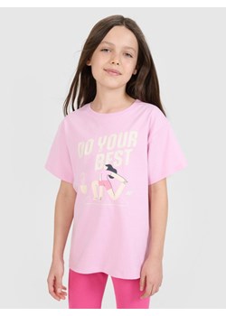 Dziewczęcy t-shirt z nadrukiem 4F 4FJRSS25TTSHF2644 - różowy ze sklepu Sportstylestory.com w kategorii Bluzki dziewczęce - zdjęcie 179733310