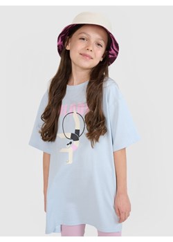 Dziewczęcy t-shirt z nadrukiem 4F 4FJRSS25TTSHF2646 - niebieski ze sklepu Sportstylestory.com w kategorii Bluzki dziewczęce - zdjęcie 179733353