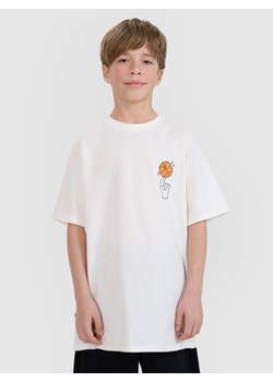 Chłopięcy t-shirt z nadrukiem 4F 4FJRSS25TTSHM2639 - biały ze sklepu Sportstylestory.com w kategorii T-shirty chłopięce - zdjęcie 179733423