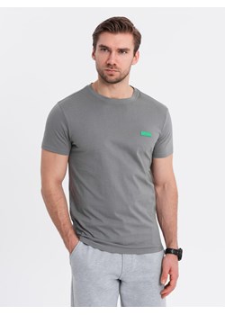 Bawełniany męski t-shirt z zieloną naszywką na piersi – szary V1 OM-TSCT-0151 ze sklepu ombre w kategorii T-shirty męskie - zdjęcie 179746480