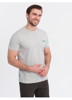 Męski bawełniany t-shirt z zieloną naszywką na piersi – jasnoszary V2 OM-TSCT-0151 ze sklepu ombre w kategorii T-shirty męskie - zdjęcie 179746501