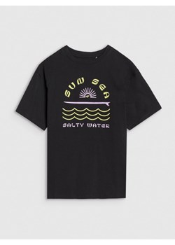 Dziewczęcy t-shirt z nadrukiem 4F 4FJWSS25TTSHF1870 - czarny ze sklepu Sportstylestory.com w kategorii Bluzki dziewczęce - zdjęcie 179755143