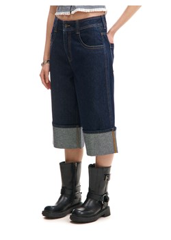 Cropp - Granatowe jeansowe szorty z podwiniętymi nogawkami - granatowy ze sklepu Cropp w kategorii Jeansy damskie - zdjęcie 179763304