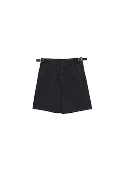 Cropp - Jeansowe szorty z metalowymi klamrami - czarny ze sklepu Cropp w kategorii Spodenki męskie - zdjęcie 179763391