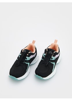 Reserved - Lekkie sneakersy z odblaskowymi elementami - czarny ze sklepu Reserved w kategorii Buty sportowe dziecięce - zdjęcie 179768450