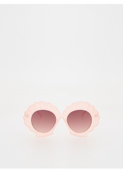 Reserved - Okulary przeciwsłoneczne z oprawką w kształcie muszelki - różowy ze sklepu Reserved w kategorii Okulary przeciwsłoneczne dziecięce - zdjęcie 179769004