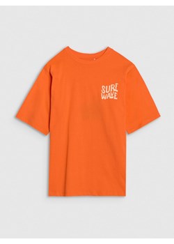 Chłopięcy t-shirt z nadrukiem 4FJRSS25TTSHM2866 - pomarańczowy ze sklepu Sportstylestory.com w kategorii T-shirty chłopięce - zdjęcie 179791873