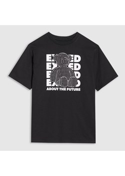 Chłopięcy t-shirt z nadrukiem 4F 4FJRSS25TTSHM2819 - czarny ze sklepu Sportstylestory.com w kategorii T-shirty chłopięce - zdjęcie 179792011
