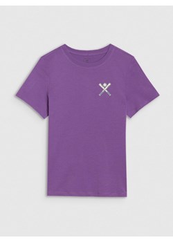Chłopięcy t-shirt z nadrukiem 4F 4FJRSS25TTSHM2642 - fioletowy ze sklepu Sportstylestory.com w kategorii T-shirty chłopięce - zdjęcie 179792054