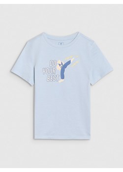 Chłopięcy t-shirt z nadrukiem 4F 4FJRSS25TTSHM2643 - niebieski ze sklepu Sportstylestory.com w kategorii T-shirty chłopięce - zdjęcie 179792084