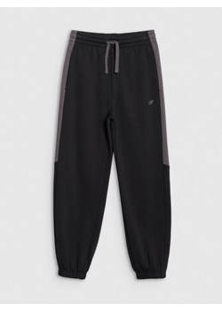 Chłopięce spodnie  dresowe joggery 4F 4FJRSS25TTROM1370 - czarne ze sklepu Sportstylestory.com w kategorii Spodnie chłopięce - zdjęcie 179792404