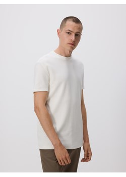 Reserved - T-shirt slim ze strukturalnej dzianiny - złamana biel ze sklepu Reserved w kategorii T-shirty męskie - zdjęcie 179801962