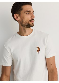 Reserved - T-shirt regular z haftem - złamana biel ze sklepu Reserved w kategorii T-shirty męskie - zdjęcie 179801991