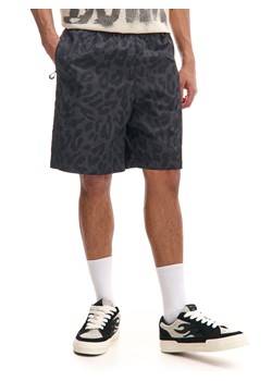 Cropp - Czarne szorty w panterkę - czarny ze sklepu Cropp w kategorii Spodenki męskie - zdjęcie 179828231