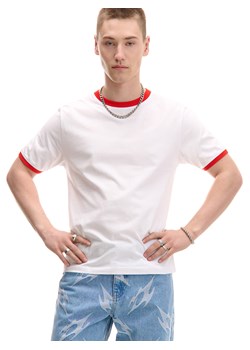 Cropp - Biała koszulka z dekoracyjnymi brzegami - czerwony ze sklepu Cropp w kategorii T-shirty męskie - zdjęcie 179828284