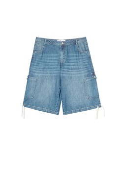 Cropp - Jeansowe szorty ze sznurkami w nogawkach - niebieski ze sklepu Cropp w kategorii Szorty - zdjęcie 179836933