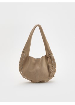 Reserved - Zamszowa torebka z ćwiekami i zawieszką - złamana biel ze sklepu Reserved w kategorii Torby Shopper bag - zdjęcie 179837201