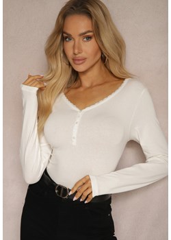 Biała Bluzka Longsleeve z Guziczkami Przy Dekolcie Kaivenna ze sklepu renee.pl w kategorii Bluzki damskie - zdjęcie 179925302