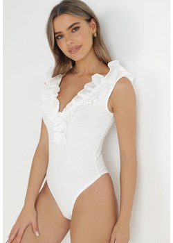 Białe Body z Falbanką Teofano ze sklepu born2be.pl w kategorii Body damskie - zdjęcie 179986784