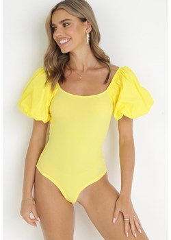 Żółte Prążkowane Body z Bufiastymi Rękawami Darcis ze sklepu born2be.pl w kategorii Body damskie - zdjęcie 180011442