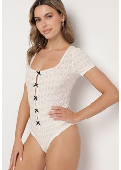Beżowe Dopasowane Body z Tłoczonej Tkaniny Zdobione Wycięciami z Kokardkami Redelina ze sklepu born2be.pl w kategorii Body damskie - zdjęcie 180160634