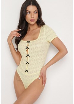 Żółte Dopasowane Body z Tłoczonej Tkaniny Zdobione Wycięciami z Kokardkami Redelina ze sklepu born2be.pl w kategorii Body damskie - zdjęcie 180160644