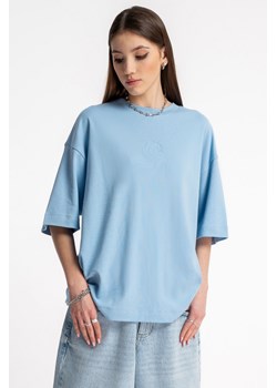 Niebieski t-shirt z minimalistycznym haftem z przodu, kolor - niebieski, rozmiar - 140 ze sklepu REPORTER w kategorii Bluzki dziewczęce - zdjęcie 180175160
