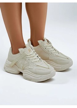 Royalfashion Sportowe sneakersy damskie na grubszej podeszwie Quensi ze sklepu royalfashion.pl w kategorii Buty sportowe damskie - zdjęcie 180187441