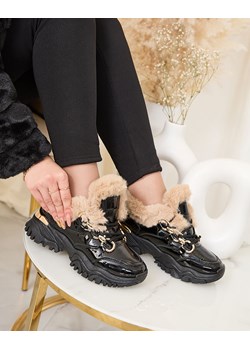Royalfashion Lakierowane czarne sneakersy damskie z ociepleniem Carucca ze sklepu royalfashion.pl w kategorii Buty sportowe damskie - zdjęcie 180198642