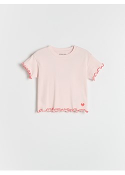 Reserved - Prążkowany t-shirt z haftem - pastelowy róż ze sklepu Reserved w kategorii Bluzki dziewczęce - zdjęcie 180212061