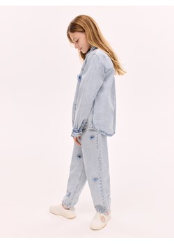 Reserved - Jeansy mom fit z aplikacjami 3D - niebieski ze sklepu Reserved w kategorii Spodnie dziewczęce - zdjęcie 180212274