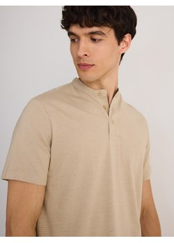 Reserved - Koszulka polo regular ze stójką - beżowy ze sklepu Reserved w kategorii T-shirty męskie - zdjęcie 180215074