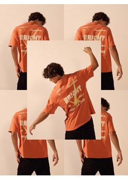 Reserved - T-shirt boxy z nadrukiem na plecach - brązowy - id: 723EF-88X - marki Reserved - 180231693 Reserved - T-shirt boxy z nadrukiem na plecach - brązowy ze sklepu Reserved w kategorii T-shirty męskie - zdjęcie 180231693