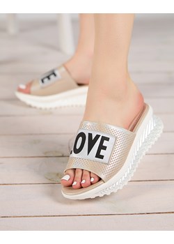 Beżowe błyszczące klapki damskie z napisem Sosha- Obuwie - id: 502601 - marki Royalfashion.pl - 180250821 Beżowe błyszczące klapki damskie z napisem Sosha- Obuwie ze sklepu royalfashion.pl w kategorii Klapki damskie - zdjęcie 180250821