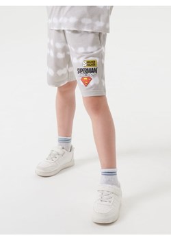 Sinsay - Szorty tie-dye Superman - kremowy ze sklepu Sinsay w kategorii Spodenki chłopięce - zdjęcie 180265363