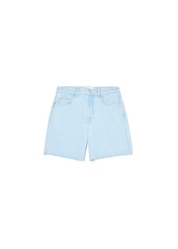 Cropp - Jeansowe spodenki z postrzępionymi nogawkami - niebieski ze sklepu Cropp w kategorii Szorty - zdjęcie 180284821