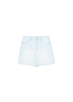 Cropp - Jasne jeansowe spodenki z postrzępionymi nogawkami - błękitny ze sklepu Cropp w kategorii Szorty - zdjęcie 180284824
